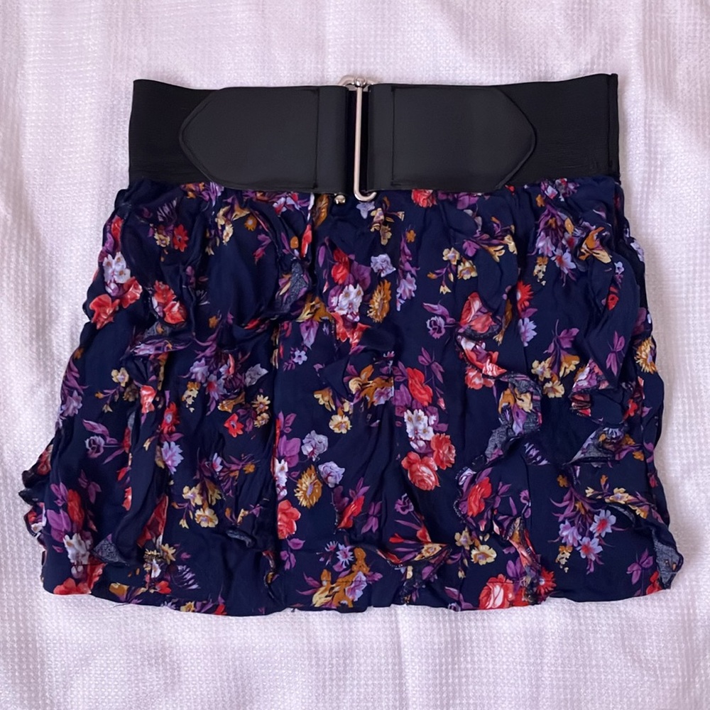 Floral frilly mini skirt with elasticized attached belt